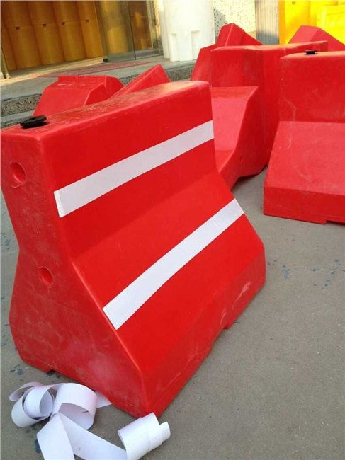 全新料塑料隔離墩價(jià)格與滾塑工藝優(yōu)勢——百墩實(shí)業(yè)專業(yè)批發(fā)解析